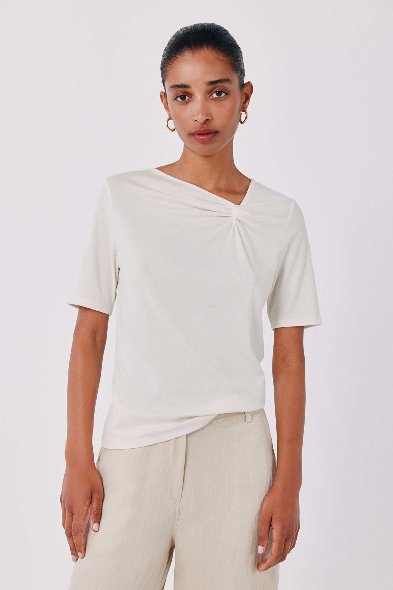 Cortefiel Camiseta nudo escote