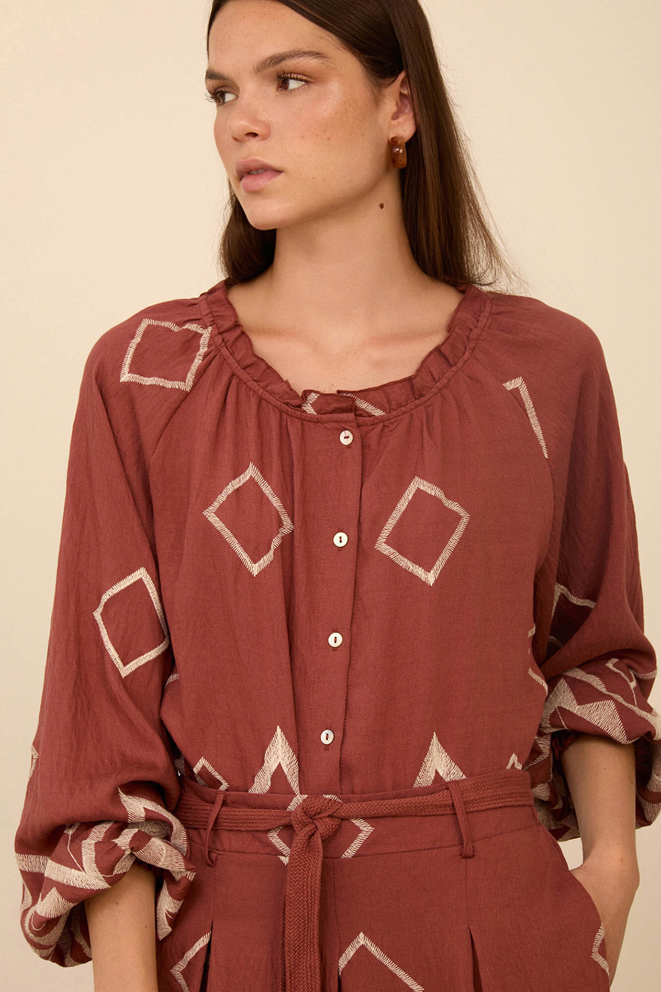 Meisie Blusa con bordado a contraste