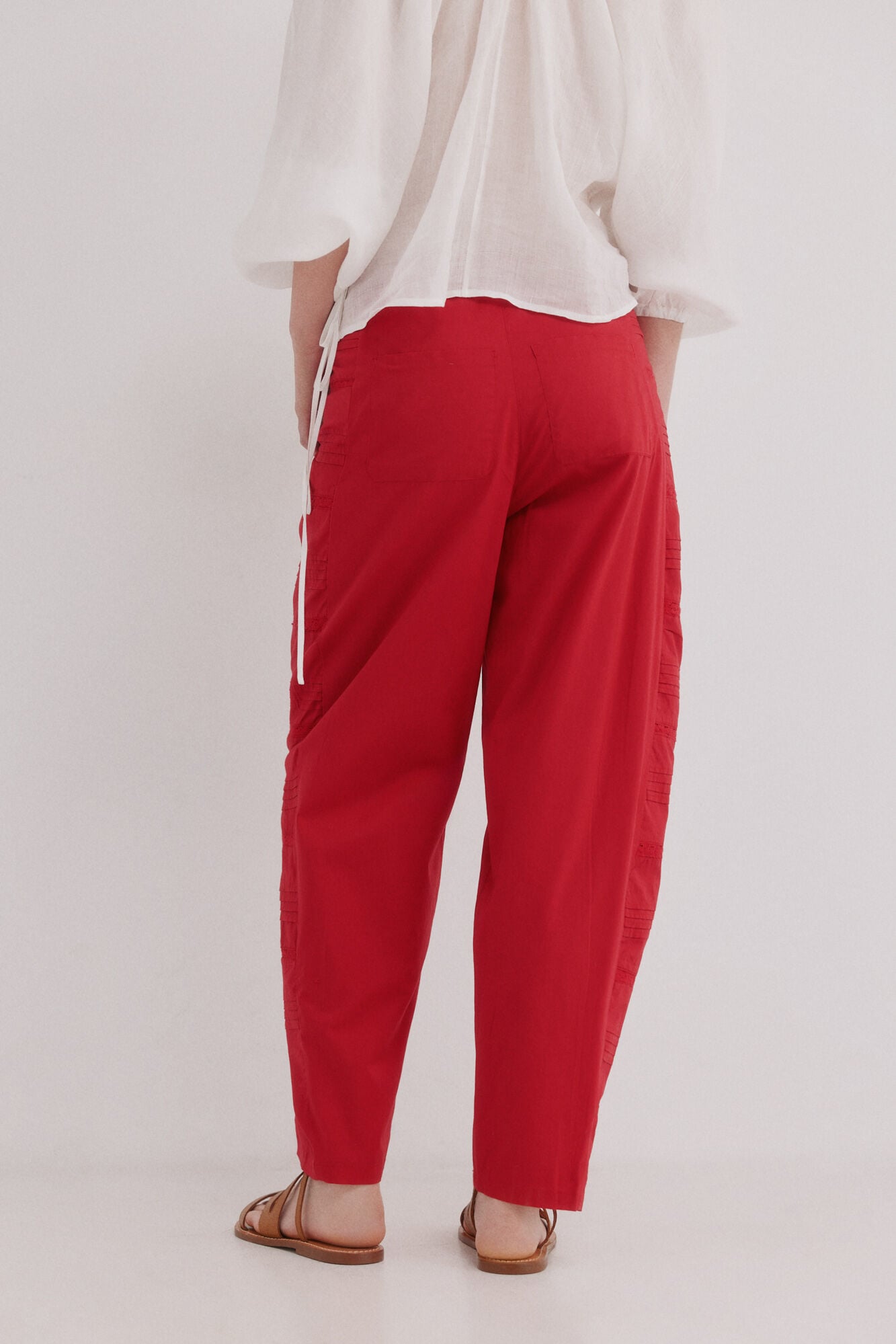 Hoss Intropia P&iacute;a. Pantal&oacute;n tiro medio bordado rojo