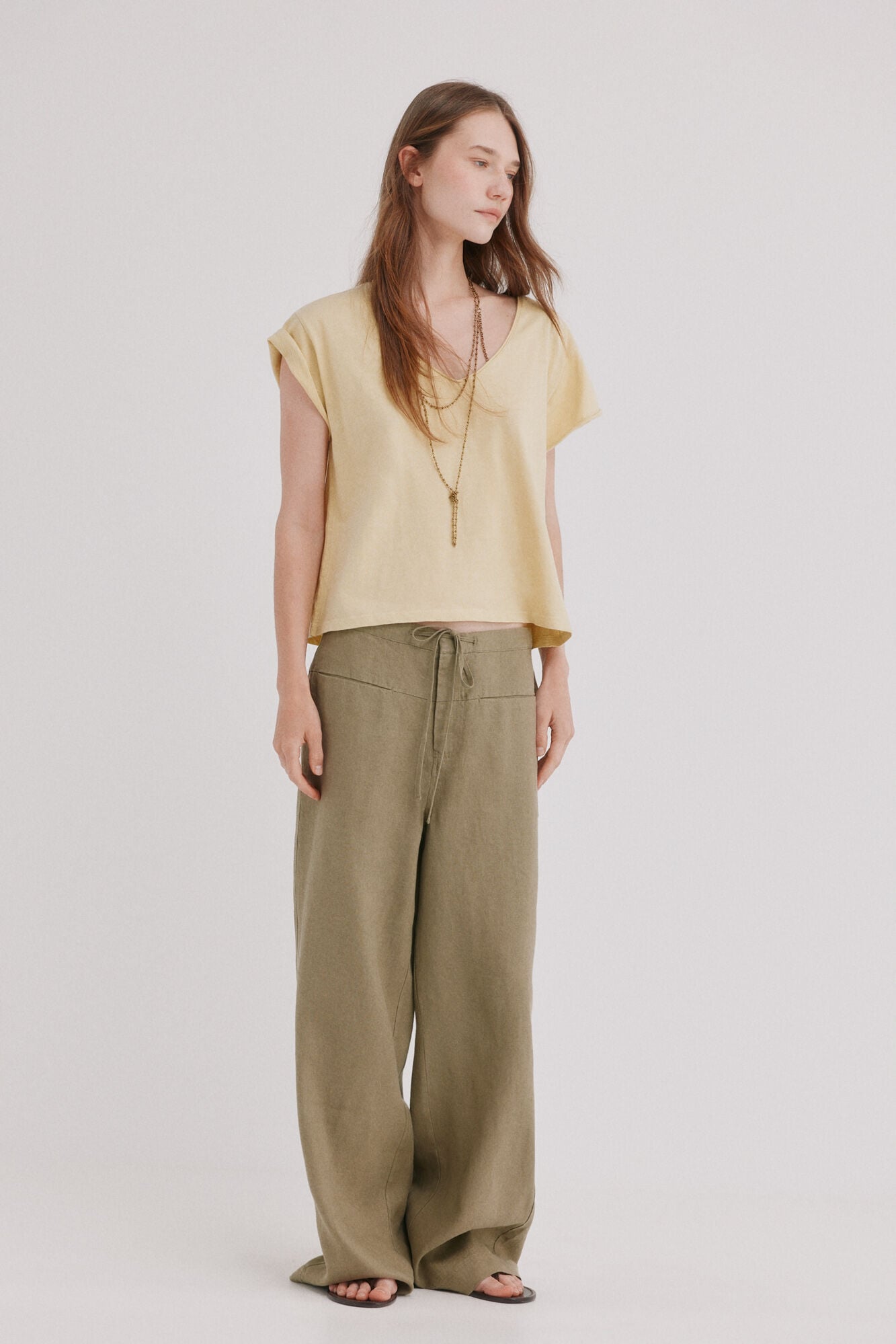 Hoss Intropia Monike. Camiseta maga corta escote pico Amarillo