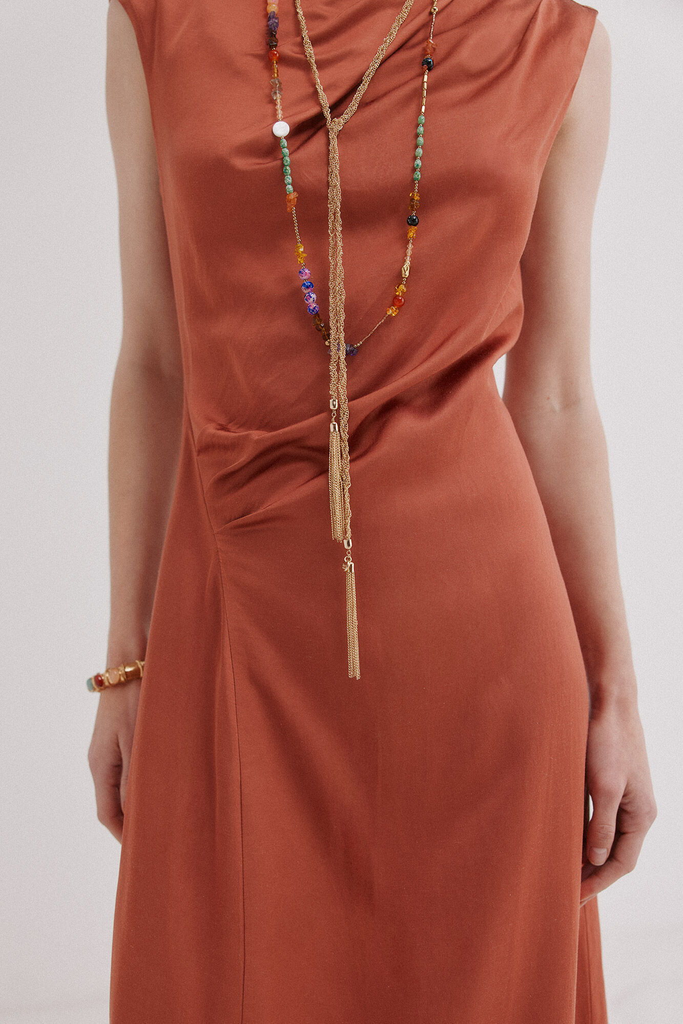 Hoss Intropia Alessia. Vestido midi acetinado