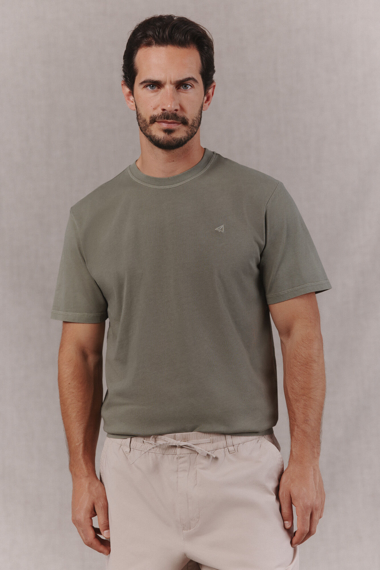 OOTO Camiseta b&aacute;sica lavada con bordado avi&oacute;n Kaki
