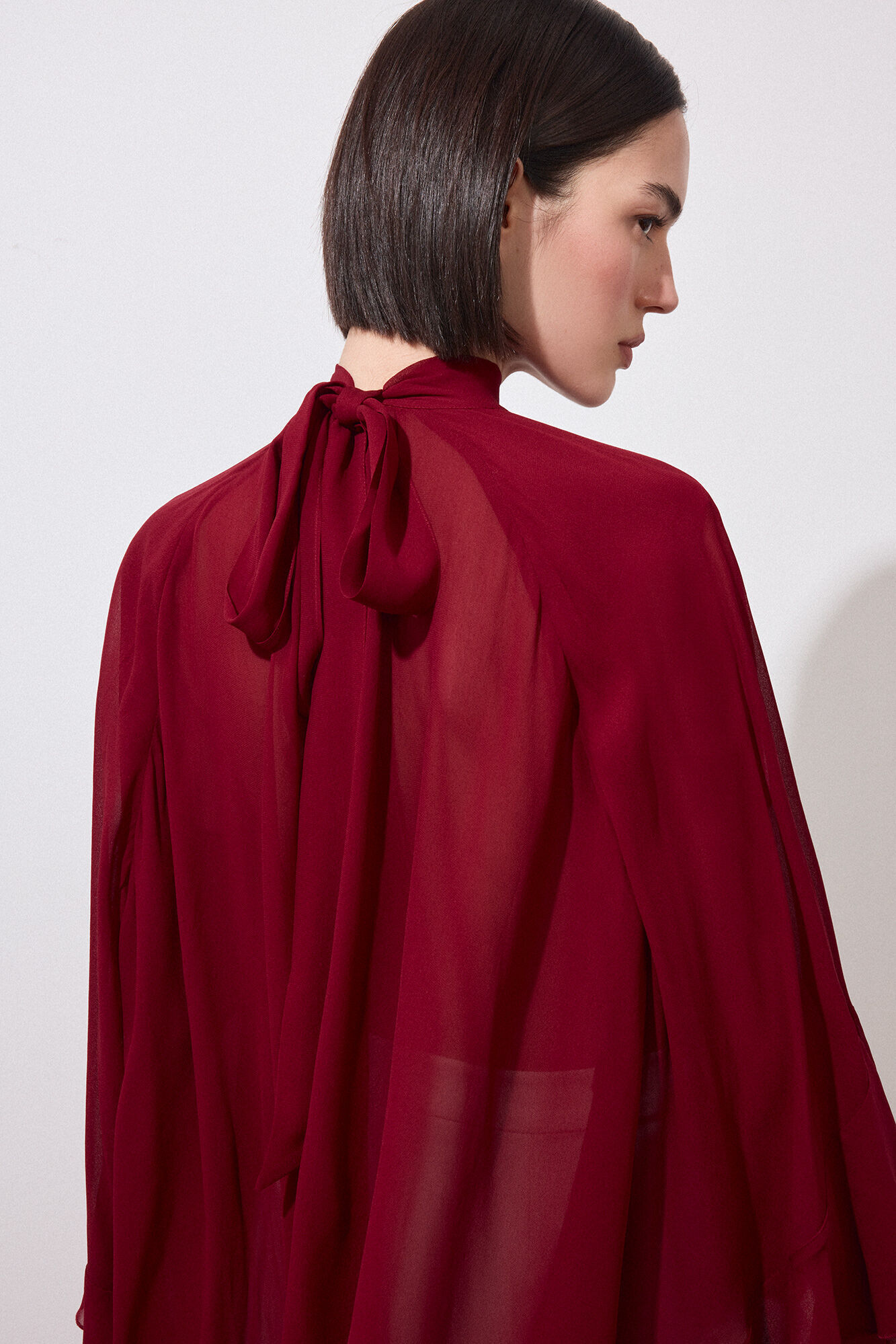 Pedro del Hierro Plain ruffled cape Burgundy