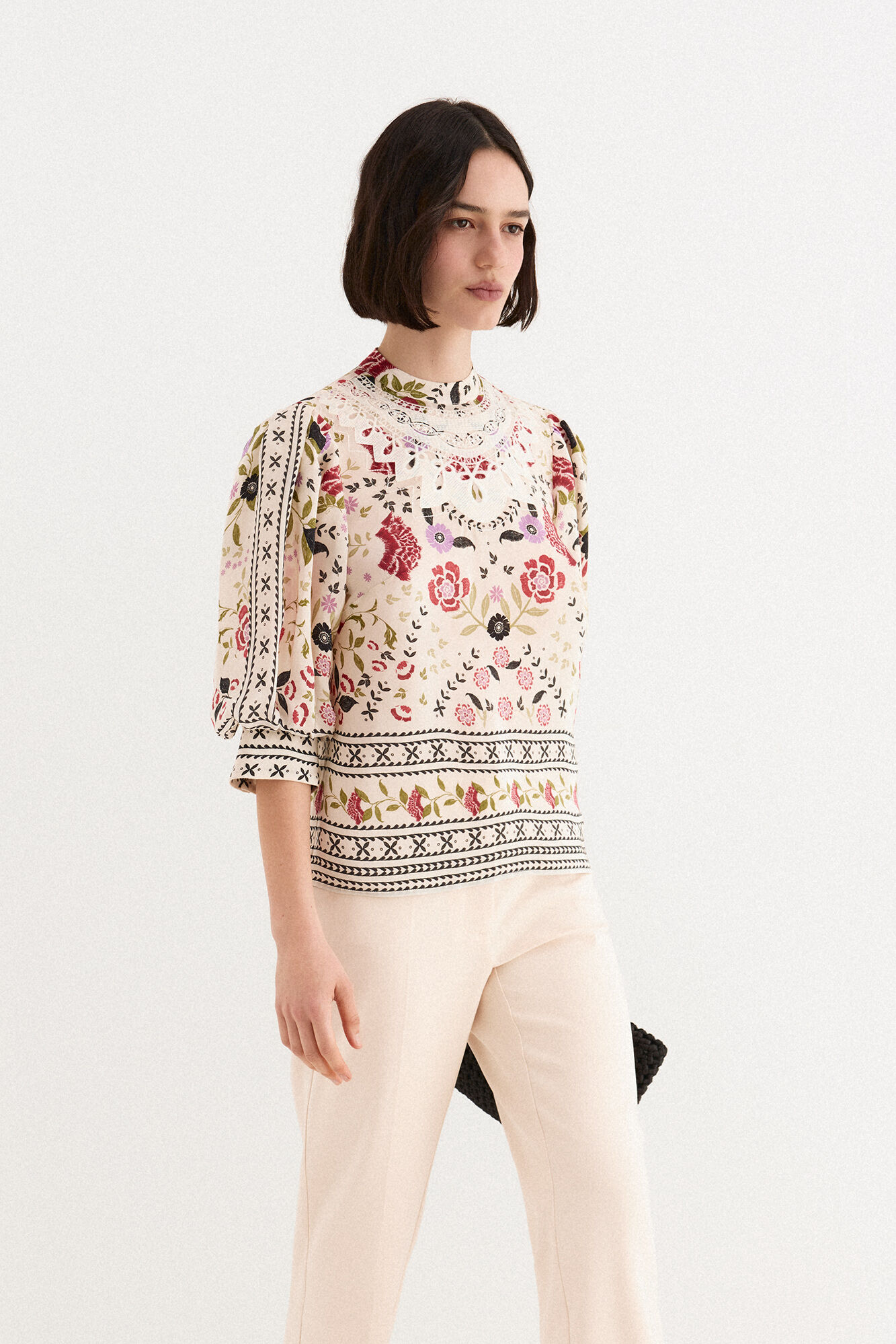TFP by Tamara Falc&oacute; Blusa estampada e bordada Ecru